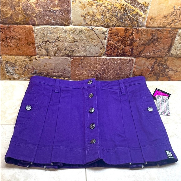 Married to the Mob Purple Pleated Mini Skirt NWT Size M Y2K Streetwear Button - Picture 2 of 16